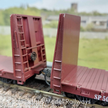 Load image into Gallery viewer, Roundhouse - 60' Bulkhead Flat Cars - 1315 - Southern Pacific - HO Scale