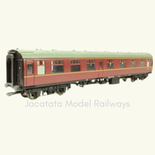 Load image into Gallery viewer, Bachmann - 39-026C - Mk1 - Corridor Coach - M25704 - BR Maroon Livery - OO Gauge