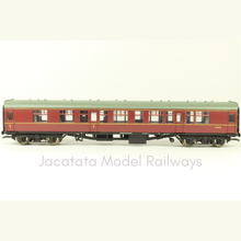 Load image into Gallery viewer, Bachmann - 39-026C - Mk1 - Corridor Coach - M25704 - BR Maroon Livery - OO Gauge