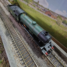 Load image into Gallery viewer, Hornby Class B17/4 Steam Locomotive - 4-6-0 - Arsenal - No. 61648 - Analogue - OO Gauge