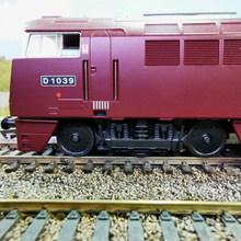 Load image into Gallery viewer, OO Gauge Heljan Class 52 in BR Maroon 'Western King' Locomotive - No. D1039 - Analogue