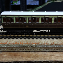 Load image into Gallery viewer, Graham Farish - Rake Of 3 - Non Corridor - Suburban Coaches - Chocolate & Cream Livery - N Gauge