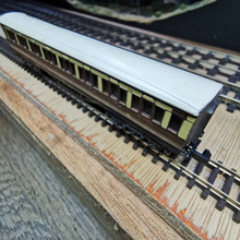 Load image into Gallery viewer, Graham Farish - Rake Of 3 - Non Corridor - Suburban Coaches - Chocolate & Cream Livery - N Gauge
