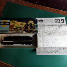 Load image into Gallery viewer, EMD SD-9 Burlington Northern Locomotive #6381 Southern - HO Scale - ATHEARN