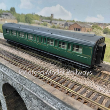 Load image into Gallery viewer, Hornby - Rake of 4 Composite Coaches - Southern Region - OO Gauge