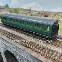Load image into Gallery viewer, Hornby - Rake of 4 Composite Coaches - Southern Region - OO Gauge