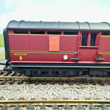 Load image into Gallery viewer, Hornby - Royal Mail Coach - Maroon Livery - OO Gauge