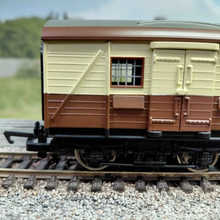 Load image into Gallery viewer, Hornby - R 4451 - Pullman SR Luggage Van - Numbered S 2464 S - OO Gauge