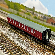 Load image into Gallery viewer, Graham Farish by Bachmann - 374-036B - Mk1 BG Full Brake Coach - BR Maroon - No. W80725 - N Gauge