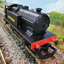 Load image into Gallery viewer, Hornby 00 Gauge R2264 Southern 0-4-0T Industrial Steam Locomotive &quot;9&quot;
