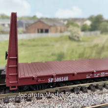 Load image into Gallery viewer, Roundhouse -  60' Bulkhead Flat Cars - 1315 - Southern Pacific - HO Scale

