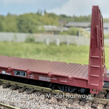 Load image into Gallery viewer, Roundhouse -  60' Bulkhead Flat Cars - 1315 - Southern Pacific - HO Scale
