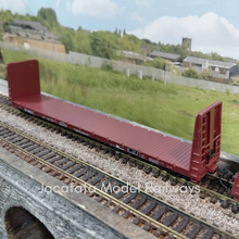 Load image into Gallery viewer, Roundhouse -  60' Bulkhead Flat Cars - 1315 - Southern Pacific - HO Scale
