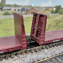Load image into Gallery viewer, Roundhouse -  60' Bulkhead Flat Cars - 1315 - Southern Pacific - HO Scale
