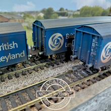 Load image into Gallery viewer, Hornby Espana - Electrotren - 1643K - Box Wagon - Hfis Type - British Leyland - Weathered - HO Gauge (1:87 Scale)
