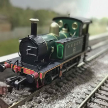 Load image into Gallery viewer, Hatton&#39;s - SECR P Class 0-6-0T Locomotive - No. 178 - In SE&amp;CR Full Lined Green (With Brass) - DCC Ready - 00 Gauge
