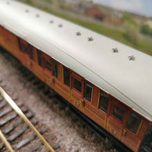 Load image into Gallery viewer, R4518A LNER Gresley Suburban 3rd Class Brake Coach - No. 22313 - Hornby - OO Gauge
