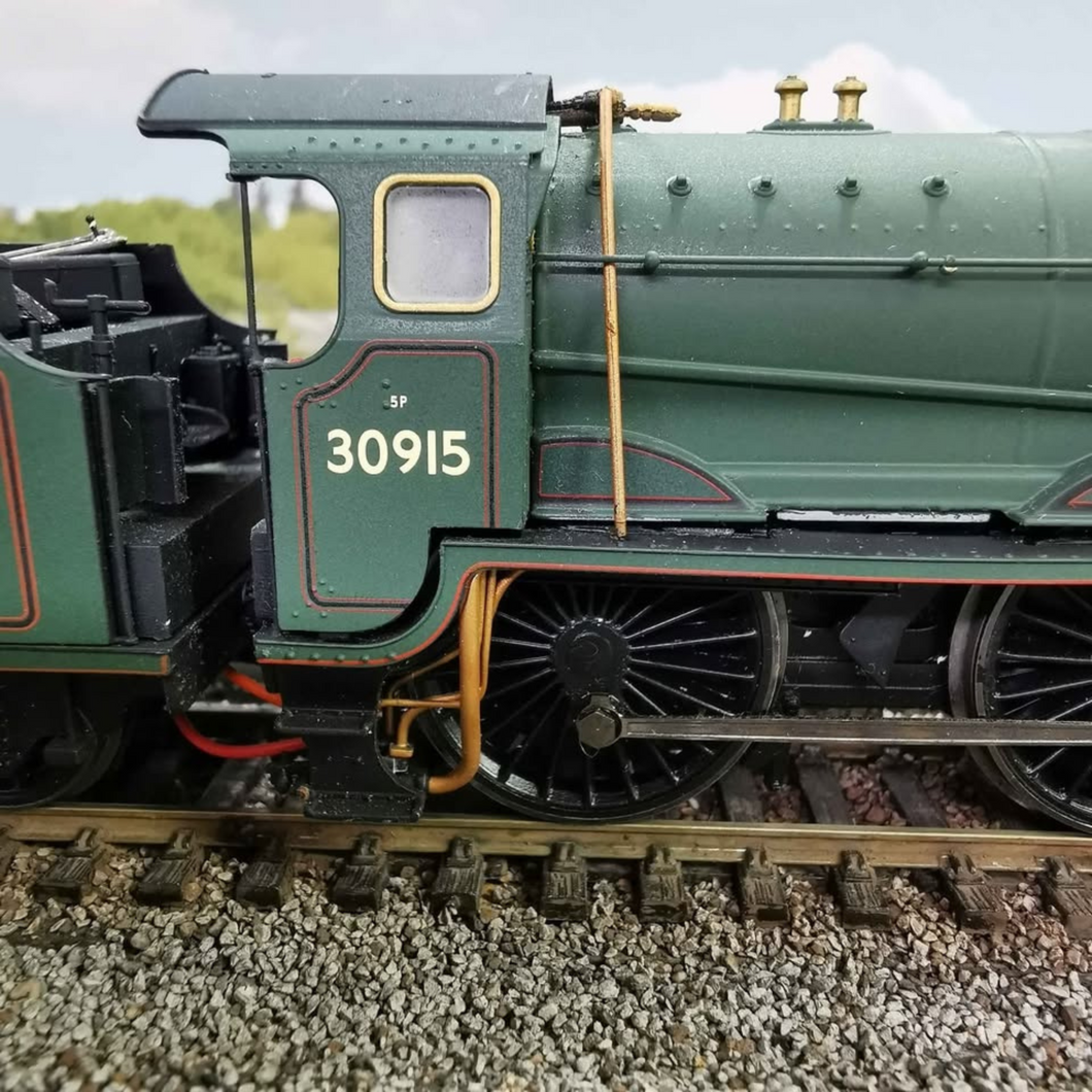 Hornby Schools Class 8P Locomotive - Brighton - in BR Green - No. 30915 - OO Gauge - DCC Fitted