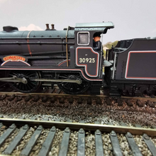 Load image into Gallery viewer, Hornby Schools Class 8P Locomotive - Cheltenham - in BR Black - No. 30925 - OO Gauge - Analogue
