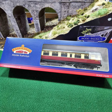 Load image into Gallery viewer, Bachmann - 63ft Thompson 2nd Coach - BR Crimson &amp; Cream - OO Gauge - 34-379
