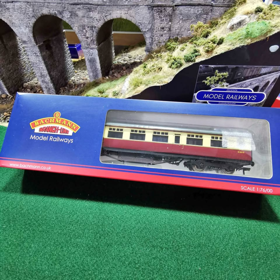 Bachmann - 63ft Thompson 2nd Coach - BR Crimson & Cream - OO Gauge - 34-379