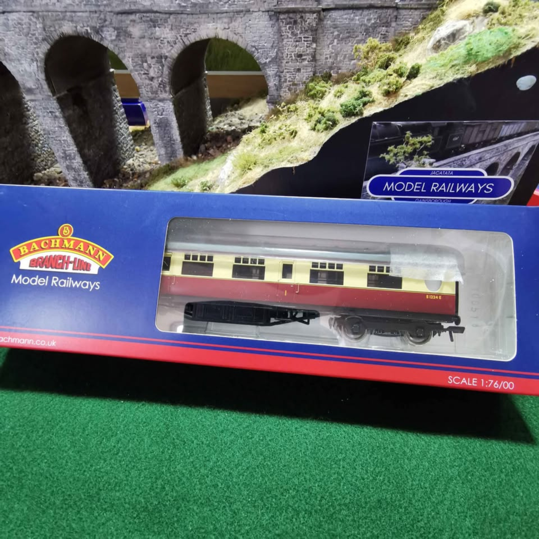 Bachmann - 59ft 6in Thompson Composite Coach - BR Crimson & Cream - OO Gauge - 34-404