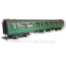 Load image into Gallery viewer, Bachmann - 34-550B - 63' Bulleid Corridor Composite Coach - S5810S - BR Green (Yellow 1st Line) Livery - OO Gauge
