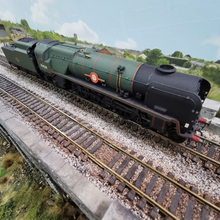 Load image into Gallery viewer, Hornby Class 8P 4-6-2 Merchant Navy Locomotive &#39;Clan Line&#39; Numbered 35028 - DCC Fitted
