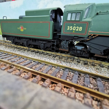 Load image into Gallery viewer, Hornby Class 8P 4-6-2 Merchant Navy Locomotive &#39;Clan Line&#39; Numbered 35028 - DCC Fitted
