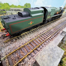 Load image into Gallery viewer, Hornby Class 8P 4-6-2 Merchant Navy Locomotive &#39;Clan Line&#39; Numbered 35028 - DCC Fitted
