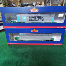 Load image into Gallery viewer, 37-313 - Twin Pack Bachmann Intermodal Bogie Wagons with Two 45ft Containers - OO Gauge
