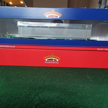 Load image into Gallery viewer, 37-313 - Twin Pack Bachmann Intermodal Bogie Wagons with Two 45ft Containers - OO Gauge
