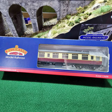 Load image into Gallery viewer, Bachmann - BR MK1 SK Coach - Second Corridor - Crimson &amp; Cream - Weathered - OO Gauge - 39-027H
