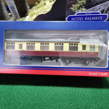 Load image into Gallery viewer, Bachmann - BR MK1 SK Coach - Second Corridor - Crimson &amp; Cream - Weathered - OO Gauge - 39-027H
