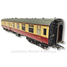 Load image into Gallery viewer, Bachmann - 39-077A - Mk1 BSK - Brake - Standard Corridor Coach - BR Crimson &amp; Cream - E34226 - OO Gauge
