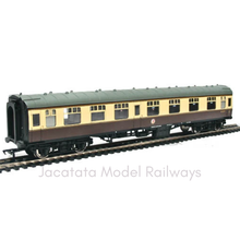 Load image into Gallery viewer, Bachmann - 39-129 - BR Mk1 - CK Composite Corridor Coach - W15770 - BR WR Chocolate &amp; Cream Livery - OO Gauge
