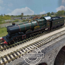 Load image into Gallery viewer, Hornby - R2232 - Castle Class - 4-6-0 - Kenilworth Castle - No.4097 - Great Western Railway Livery - OO Gauge - DCC Ready
