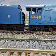 Load image into Gallery viewer, Hornby Railroad Class LNER A4 Locomotive - Mallard - No. 4468 - OO Gauge - TTS Sound
