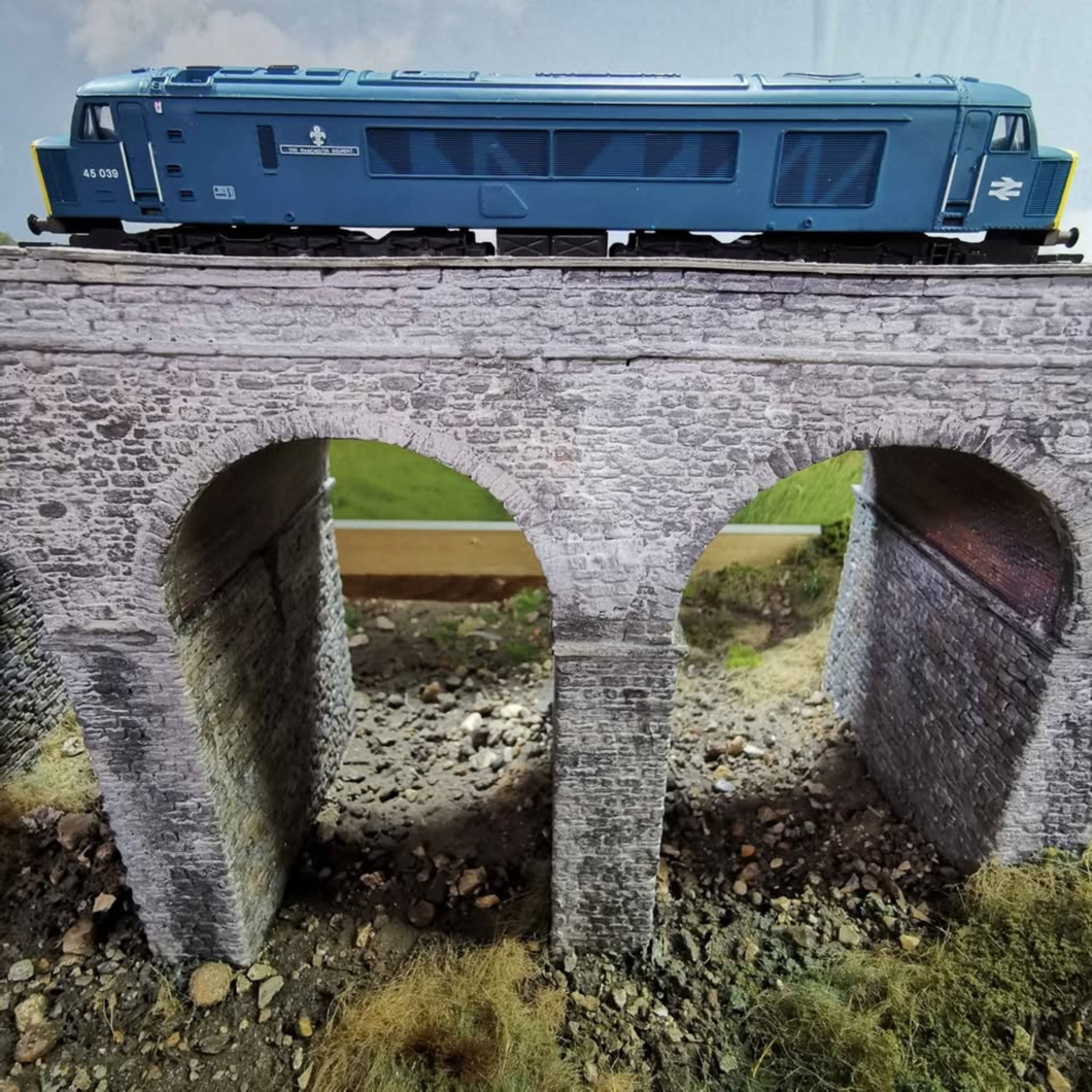 Mainline Class 45 (Peak) Locomotive - The Manchester Regiment - BR Blue - No. 45039 - 00 Gauge - Analogue