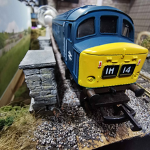 Load image into Gallery viewer, Mainline Class 45 (Peak) Locomotive - The Manchester Regiment - BR Blue - No. 45039 - 00 Gauge - Analogue

