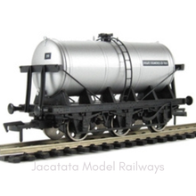 Load image into Gallery viewer, Dapol - 4F-031-003 - 6 Wheel Milk Tanker - Unigate Creameries - OO Gauge
