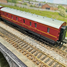 Load image into Gallery viewer, Pair Of Mainline - 50' Parcels Vans - BG - LMS Maroon Livery - OO Gauge
