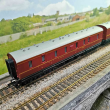 Load image into Gallery viewer, Pair Of Mainline - 50' Parcels Vans - BG - LMS Maroon Livery - OO Gauge
