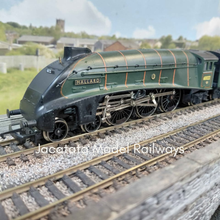 Load image into Gallery viewer, Hornby - R350-A4 - Class A4 - 4-6-2 - Mallard Locomotive - 60022 - BR Green - OO Gauge - Analogue
