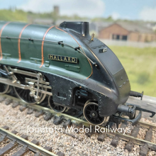 Load image into Gallery viewer, Hornby - R350-A4 - Class A4 - 4-6-2 - Mallard Locomotive - 60022 - BR Green - OO Gauge - Analogue
