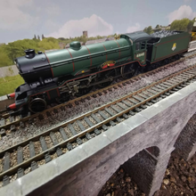 Load image into Gallery viewer, Hornby Class B17/4 Steam Locomotive - 4-6-0 - Arsenal - No. 61648 - Analogue - OO Gauge
