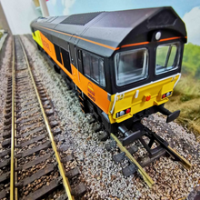 Load image into Gallery viewer, OO Gauge Hornby Class 66 Diesel Electric Locomotive in &#39;Colas&#39; Livery - No. 66843 - DCC Ready
