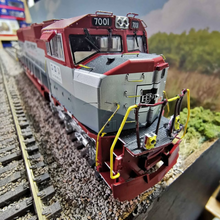 Load image into Gallery viewer, Athearn SD70M EMD Demo Locomtive - No. 7001 - HO Gauge - Analogue
