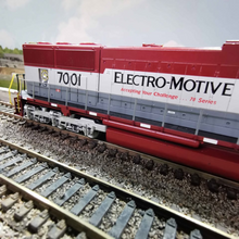 Load image into Gallery viewer, Athearn SD70M EMD Demo Locomtive - No. 7001 - HO Gauge - Analogue
