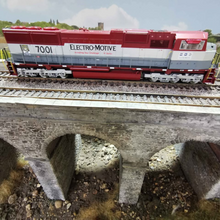 Load image into Gallery viewer, Athearn SD70M EMD Demo Locomtive - No. 7001 - HO Gauge - Analogue
